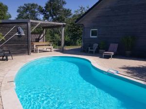 Maisons de vacances La Tuillere : maison en bois avec vue et piscine : photos des chambres