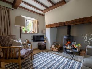 Climbing Rose Cottage - Dog Friendly - Peaceful Cotswold Cottage