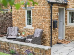 Climbing Rose Cottage - Dog Friendly - Peaceful Cotswold Cottage