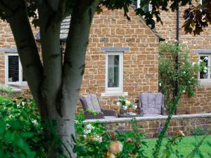 Climbing Rose Cottage - Dog Friendly - Peaceful Cotswold Cottage
