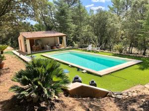 Villa Bois Romay dans le Luberon avec piscine, tennis et pétanque.