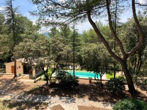 Villa Bois Romay dans le Luberon avec piscine, tennis et pétanque.