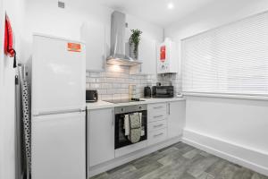 3 Triple Rooms - Parking - Smart TVs - Work Stays