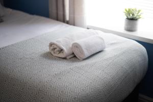 3 Triple Rooms - Parking - Smart TVs - Work Stays