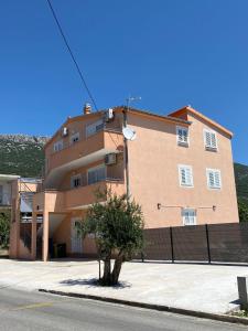 Apartments Ukic - with large outdoor pool