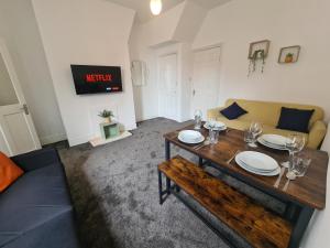 5 bed sleeps 6, 2 miles (7 mins) from city centre