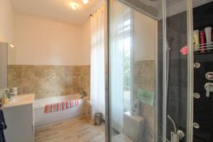 Villas Grande maison de charme, 14 pers. 5 chambres, sauna, ecrin de verdure, baby foot : photos des chambres