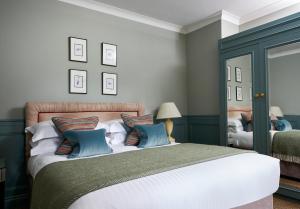 Traditional Manor Double room in Careys Manor Hotel & Spa