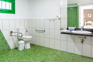 One-Bedroom Apartment 3 adults room in Hyde Park Lane