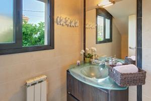 VILLA RIOJA with pool & mountain and sea view, ONLY FAMILYS