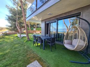 Özel havuz ve deniz manzaralı yeni villa