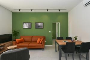 Steps from Palace & Riva - Old Town Pine