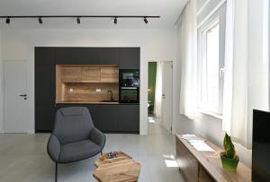 Steps from Palace & Riva - Old Town Pine