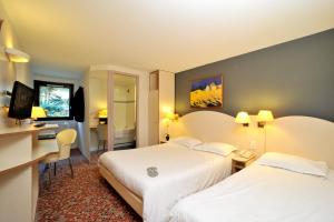 Hotels Kyriad Annecy Cran-Gevrier : Chambre Triple avec 1 Lit Double et 1 Lit Simple