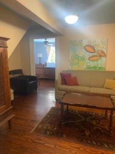 Deluxe Queen Suite room in Balcony Guest House