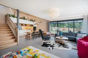 Chata Polomka s Jacuzzi - Vidíte deti na dvore z obývačky - Pri potoku - Výhľad na Polomské Očko - 维许纳波察