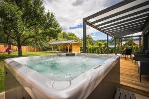 Chata Polomka s Jacuzzi - Vidíte deti na dvore z obývačky - Pri potoku - Výhľad na Polomské Očko