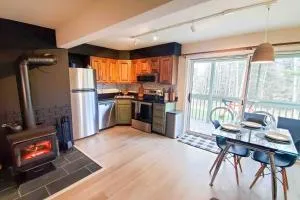 Burke Abode - Trailside Condo with King & Full Beds - Granby