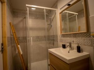 B&B / Chambres d'hotes Gite Les Bartavelles : Chambre Triple – Vue sur Montagne