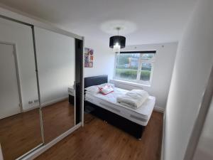 ILFORD EAST LONDON BALCONY FLAT 2bed 2bath next to Newbury Park tube stop with on-street parking, ideal for tourists!