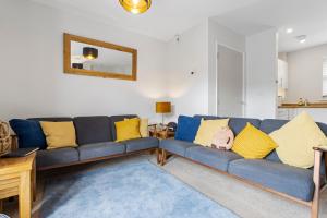 A modern and cosy apartment just yards from Brixham’s bustling harbourside