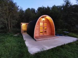 Tentes de luxe Charmant POD en bois pres d'un plan d'eau : photos des chambres