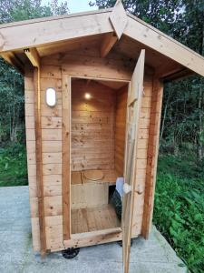 Tentes de luxe Charmant POD en bois pres d'un plan d'eau : photos des chambres