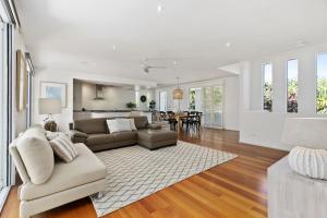 Maher Tce Stately Residence with Beach Side Charm - Ubytování bez kategorie ve městě Sunshine Beach