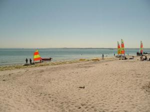 Maisons de vacances Holiday Home in Plouneour near Sandy Beach : photos des chambres