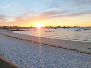 Maisons de vacances Holiday Home in Plouneour near Sandy Beach : photos des chambres