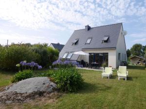Maisons de vacances Holiday Home in Plouneour near Sandy Beach : photos des chambres