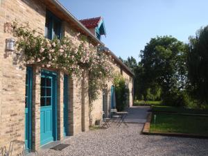 Maisons de vacances Gite de Charme avec Jardin, Equipe pour Familles et Bebes, a 15km de Dunkerque et 3km de Bergues - FR-1-510-170 : photos des chambres