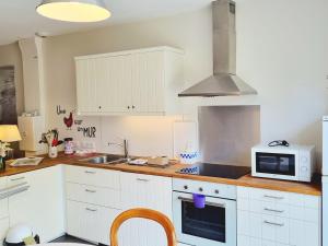 Maisons de vacances Gite de Charme avec Jardin, Equipe pour Familles et Bebes, a 15km de Dunkerque et 3km de Bergues - FR-1-510-170 : photos des chambres