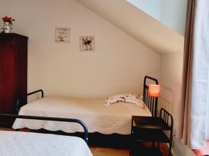 Maisons de vacances Gite de Charme avec Jardin, Equipe pour Familles et Bebes, a 15km de Dunkerque et 3km de Bergues - FR-1-510-170 : photos des chambres