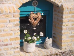 Maisons de vacances Gite de Charme avec Jardin, Equipe pour Familles et Bebes, a 15km de Dunkerque et 3km de Bergues - FR-1-510-170 : photos des chambres