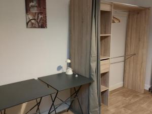 Maisons de vacances Gite de Charme avec Jardin, Equipe pour Familles et Bebes, a 15km de Dunkerque et 3km de Bergues - FR-1-510-170 : photos des chambres