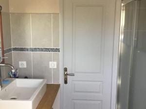 Maisons de vacances Maison cosy a Kervilahouen, 1 km de la mer, jardin, terrasse, BBQ, proche superette, 5 pers. - FR-1-418-192 : photos des chambres