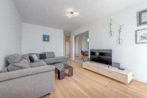 Modern 90 m2 apt with balcony w the sea view