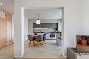 Modern 90 m2 apt with balcony w the sea view