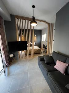 PSH -Stylish Quiet Top Floor Apt- Near Acropolis