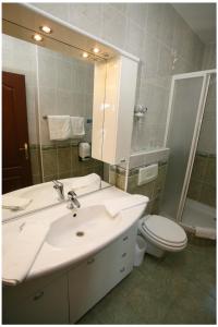 Apartment (4 Adults) with Balcony and Sea View room in Hotel Viktorija