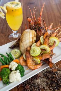 Deluxe Beachfront Penthouse with Panoramic Ocean Views