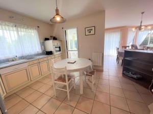 Maisons de vacances Maison familiale a Fouesnant avec jardin clos, proche plages et centre-ville - FR-1-481-103 : photos des chambres