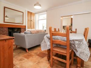 Kingfisher Cottage, 11 Airebank Terrace