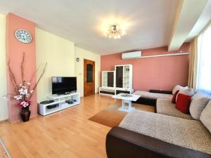 Sunny View Seaside Apartment with Garage