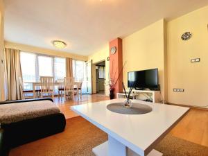 Sunny View Seaside Apartment with Garage