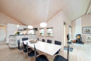 Resort 2 Surfers Residence E 8