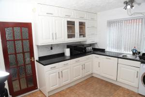 cosy 3-bed bungalow nec airport close to amenities