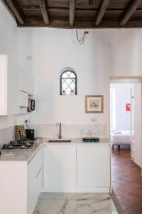 COLOSSEUM, MONTI, NEW CORITHIAN HOUSE UP TO 6 PEOPLE