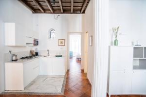 COLOSSEUM, MONTI, NEW CORITHIAN HOUSE UP TO 6 PEOPLE